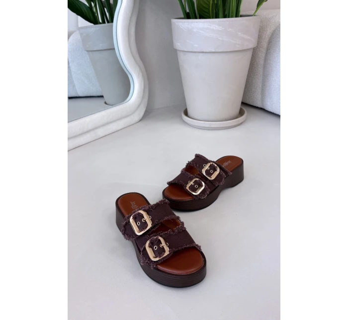 Dámské pantofle na platformě se zlatými sponami čokoládové model 21919104 - Boto Dámské pantofle na platformě se zlatými sponami čokoládové model 21919104 - Boto