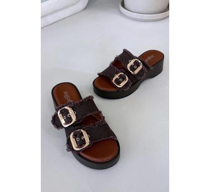 Dámské pantofle na platformě se zlatými sponami čokoládové model 21919104 - Boto Dámské pantofle na platformě se zlatými sponami čokoládové model 21919104 - Boto