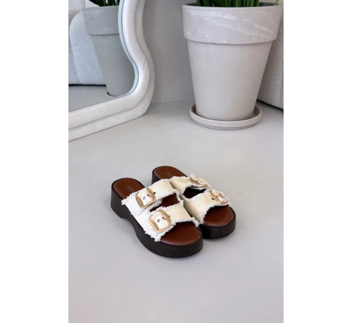 Dámské pantofle na platformě se zlatými sponami světle béžové Renelisse Dámské pantofle na platformě se zlatými sponami světle béžové Renelisse