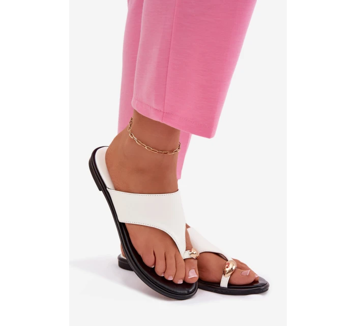 Dámské ploché eko kožené pantofle se zlatým detailem Bílá Lavessa Dámské ploché eko kožené pantofle se zlatým detailem Bílá Lavessa