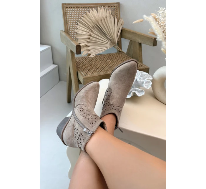 Dámské perforované kotníkové boty na nízkém podpatku S.Barski HY61-8026 Béžové Dámské perforované kotníkové boty na nízkém podpatku S.Barski HY61-8026 Béžové