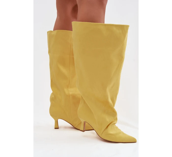 Kozačky s širokým horním dílem a záhyby na podpatku Žluté Harela Kozačky s širokým horním dílem a záhyby na podpatku Žluté Harela