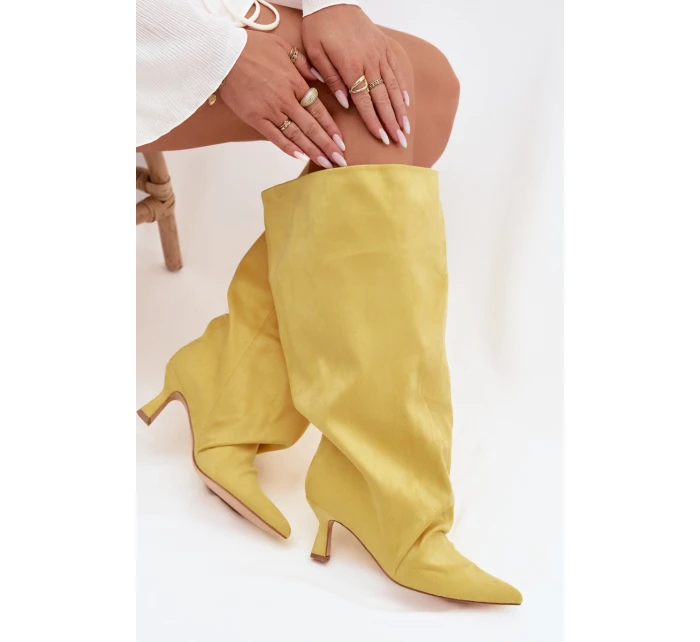 Kozačky s širokým horním dílem a záhyby na podpatku Žluté Harela Kozačky s širokým horním dílem a záhyby na podpatku Žluté Harela