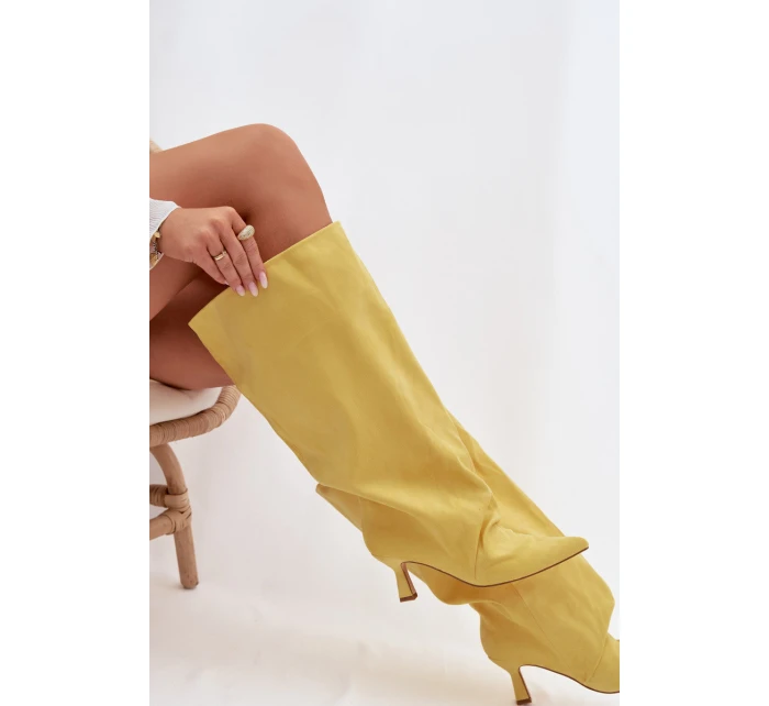 Kozačky s širokým horním dílem a záhyby na podpatku Žluté Harela Kozačky s širokým horním dílem a záhyby na podpatku Žluté Harela