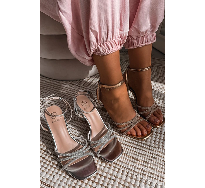 Dámské sandály na podpatku se zdobenými pásky Šampaňské Gedira Dámské sandály na podpatku se zdobenými pásky Šampaňské Gedira