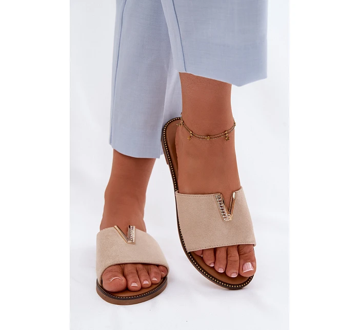 Dámské ploché nazouváky s ozdobným detailem V béžové model 22111384 - Boto Dámské ploché nazouváky s ozdobným detailem V béžové model 22111384 - Boto