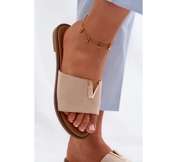 Dámské ploché nazouváky s ozdobným detailem V béžové model 22111384 - Boto Dámské ploché nazouváky s ozdobným detailem V béžové model 22111384 - Boto