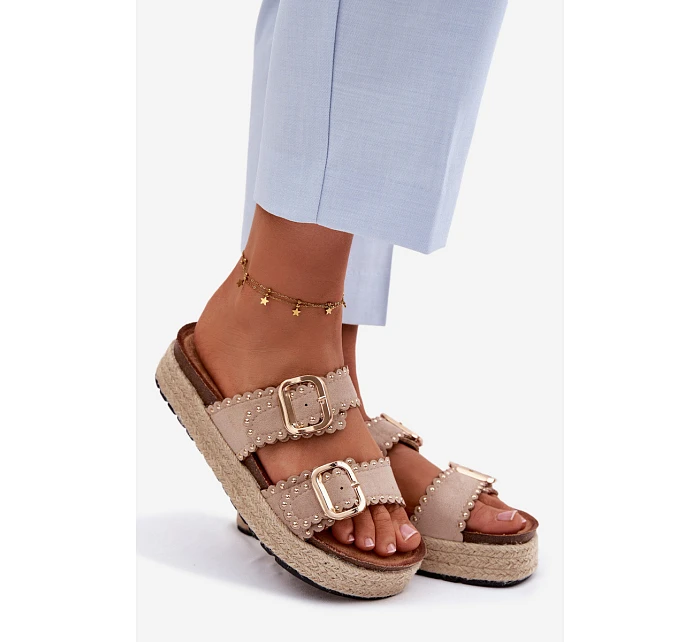 Dámské nazouváky na platformě s pletením zlaté přezky a cvočky béžové Dámské nazouváky na platformě s pletením zlaté přezky a cvočky béžové