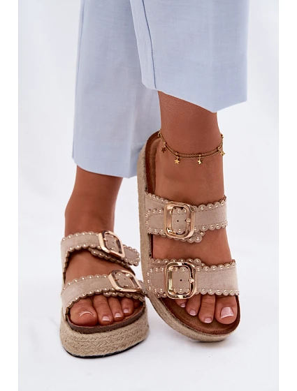 Dámské nazouváky na platformě s pletením zlaté přezky a cvočky béžové Dámské nazouváky na platformě s pletením zlaté přezky a cvočky béžové