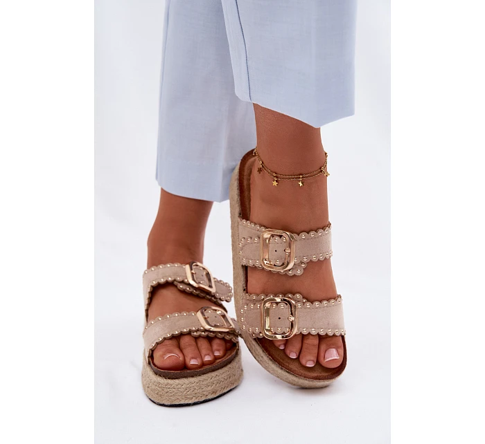 Dámské nazouváky na platformě s pletením zlaté přezky a cvočky béžové Dámské nazouváky na platformě s pletením zlaté přezky a cvočky béžové