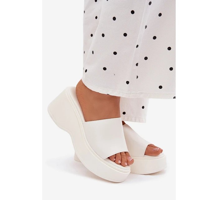 Dámské nazouváky na platformě bílé Virelia Dámské nazouváky na platformě bílé Virelia