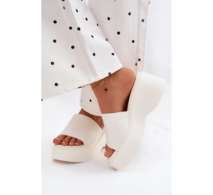 Dámské nazouváky na platformě bílé Virelia Dámské nazouváky na platformě bílé Virelia