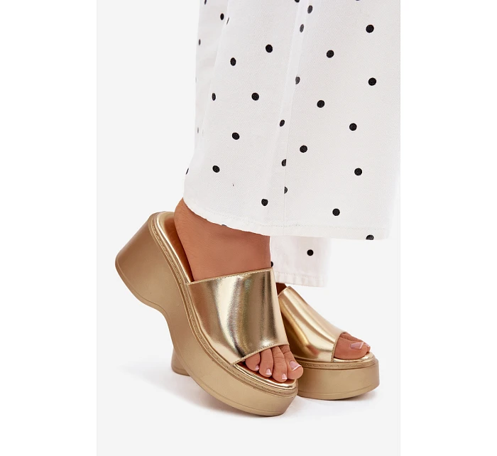 Dámské sandály na platformě zlaté Virelia Dámské sandály na platformě zlaté Virelia