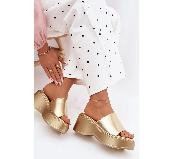 Dámské sandály na platformě zlaté Virelia Dámské sandály na platformě zlaté Virelia