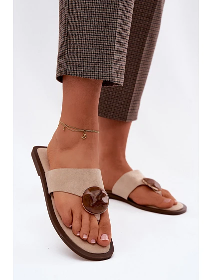 Dámské ploché žabky s ozdobou eko semiš béžové Selvessa Dámské ploché žabky s ozdobou eko semiš béžové Selvessa