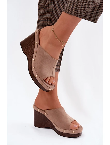 Dámské sandály na platformě z umělé semiše zlaté přezky tmavě béžové Norvia Dámské sandály na platformě z umělé semiše zlaté přezky tmavě béžové Norvia