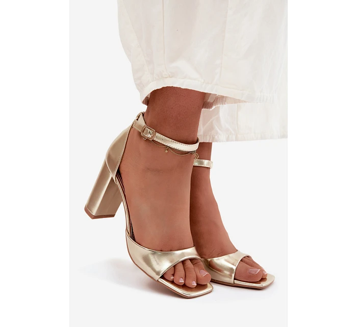 Dámské sandály na podpatku z umělé kůže zlaté Melvra Dámské sandály na podpatku z umělé kůže zlaté Melvra