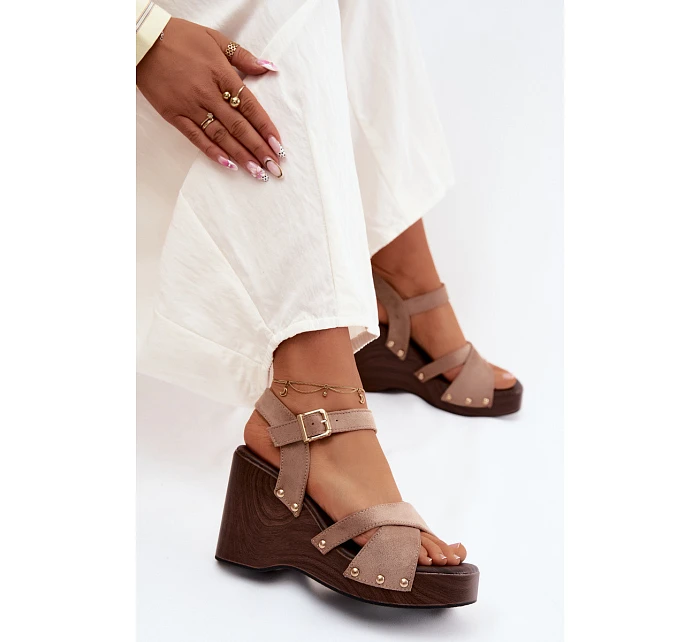 Dámské sandály na platformě se zlatými přezkami Béžové Velvra Dámské sandály na platformě se zlatými přezkami Béžové Velvra