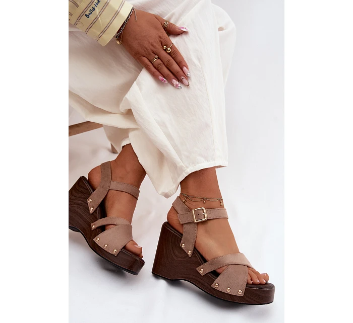 Dámské sandály na platformě se zlatými přezkami Béžové Velvra Dámské sandály na platformě se zlatými přezkami Béžové Velvra