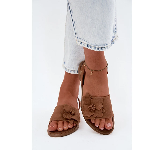 Kožené semišové sandály na nízkém podpatku s ozdobným květem Zazoo 407471 hnědé Kožené semišové sandály na nízkém podpatku s ozdobným květem Zazoo 407471 hnědé
