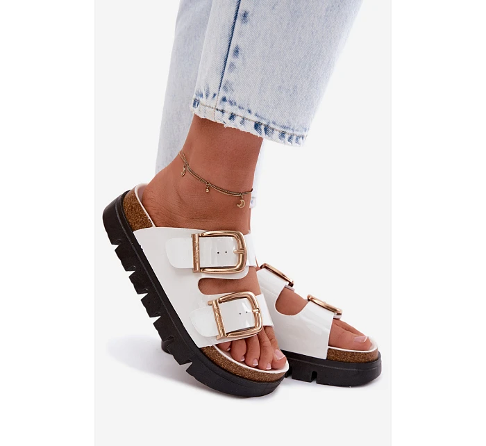 Lakované dámské pantofle Ploché se zlatými sponami Lee Cooper LCW-26-35-4460L bílé Lakované dámské pantofle Ploché se zlatými sponami Lee Cooper LCW-26-35-4460L bílé