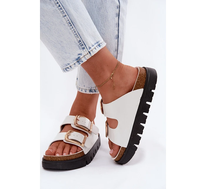 Lakované dámské pantofle Ploché se zlatými sponami Lee Cooper LCW-26-35-4460L bílé Lakované dámské pantofle Ploché se zlatými sponami Lee Cooper LCW-26-35-4460L bílé