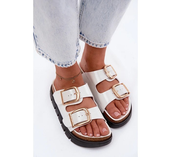 Lakované dámské pantofle Ploché se zlatými sponami Lee Cooper LCW-26-35-4460L bílé Lakované dámské pantofle Ploché se zlatými sponami Lee Cooper LCW-26-35-4460L bílé