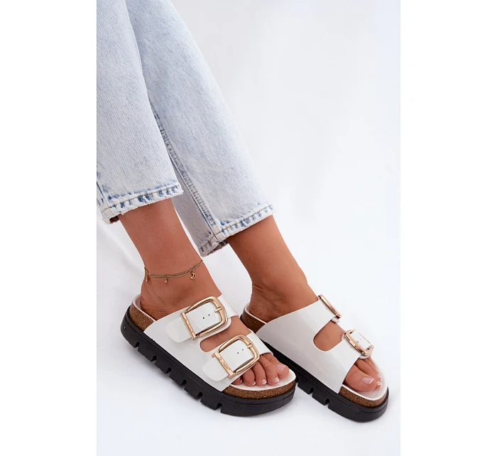 Lakované dámské pantofle Ploché se zlatými sponami Lee Cooper LCW-26-35-4460L bílé Lakované dámské pantofle Ploché se zlatými sponami Lee Cooper LCW-26-35-4460L bílé