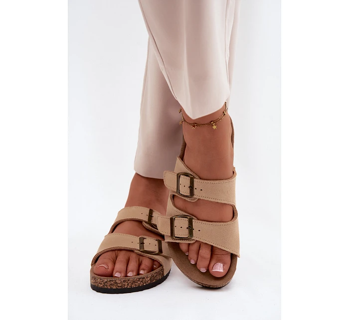 Semišové pantofle na korkové podrážce s přezkami béžové model 22120824 - Boto Semišové pantofle na korkové podrážce s přezkami béžové model 22120824 - Boto