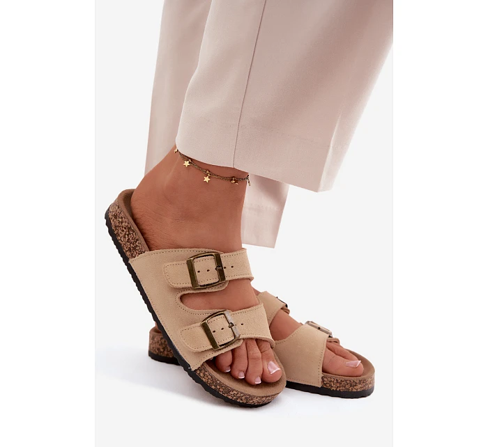 Semišové pantofle na korkové podrážce s přezkami béžové model 22120824 - Boto Semišové pantofle na korkové podrážce s přezkami béžové model 22120824 - Boto