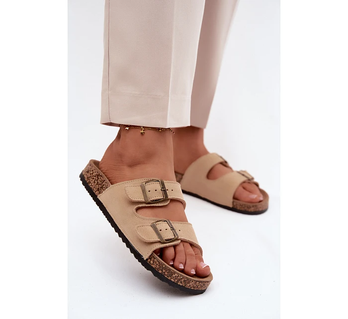 Semišové pantofle na korkové podrážce s přezkami béžové model 22120824 - Boto Semišové pantofle na korkové podrážce s přezkami béžové model 22120824 - Boto