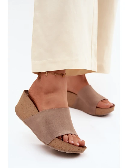 Zazoo 40311 semišové dámské pantofle na korkové platformě tmavě béžové Zazoo 40311 semišové dámské pantofle na korkové platformě tmavě béžové