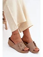 Kožené semišové dámské pantofle na platformě s ozdobným květinovým vzorem Zazoo 40312 Cappuccino