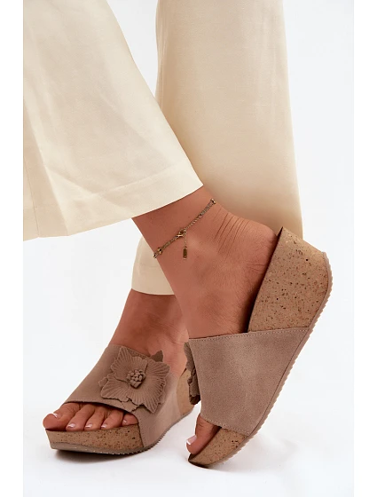 Kožené semišové dámské pantofle na platformě s ozdobným květinovým vzorem Zazoo 40312 Cappuccino Kožené semišové dámské pantofle na platformě s ozdobným květinovým vzorem Zazoo 40312 Cappuccino