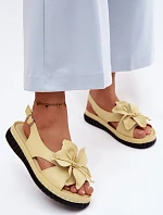 Kožené dámské sandály s ozdobným květem Vinceza 66917 Žluté