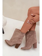 Dámské kotníkové boty na podpatku s špičatou špičkou khaki model 22318838 - Boto