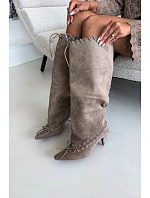 Kozačky s kitten heel z semiše s ozdobným šněrováním béžové Juletta Kozačky s kitten heel z semiše s ozdobným šněrováním béžové Juletta