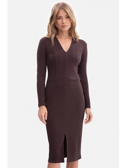 model 21379954 Pletené tužkové šaty tmavá čokoláda - BeWear