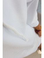 Šaty s kapucí a delším zadním dílem bílé