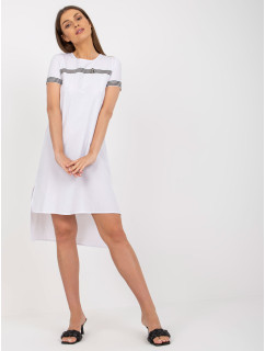 Ležérní bílé šaty asymetrického střihu