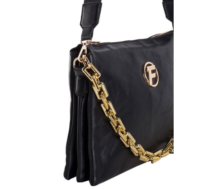 Černá dámská kabelka přes rameno s řetízkem