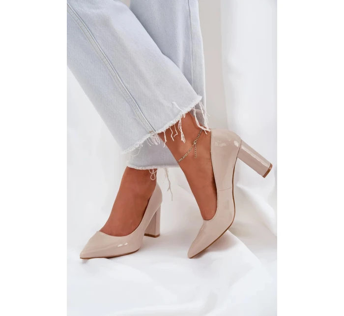Lakované dámské lodičky na širokém podpatku Kilanne – béžové Lakované dámské lodičky na širokém podpatku Kilanne – béžové