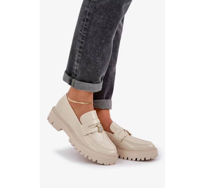 Dámské lakované mokasíny s dekorativní připínkou „Miś“ Wulinea – béžové Dámské lakované mokasíny s dekorativní připínkou „Miś“ Wulinea – béžové