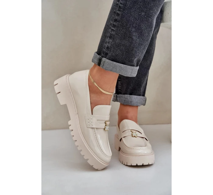 Dámské lakované mokasíny s dekorativní připínkou „Miś“ Wulinea – béžové Dámské lakované mokasíny s dekorativní připínkou „Miś“ Wulinea – béžové