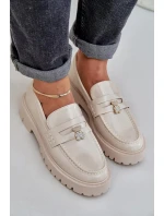 Dámské lakované mokasíny s dekorativní připínkou „Miś“ Wulinea – béžové Dámské lakované mokasíny s dekorativní připínkou „Miś“ Wulinea – béžové