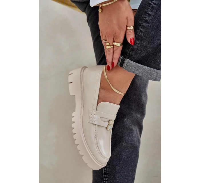 Dámské lakované mokasíny s dekorativní připínkou „Miś“ Wulinea – béžové Dámské lakované mokasíny s dekorativní připínkou „Miś“ Wulinea – béžové