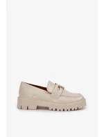 Dámské lakované mokasíny s dekorativní připínkou „Miś“ Wulinea – béžové Dámské lakované mokasíny s dekorativní připínkou „Miś“ Wulinea – béžové