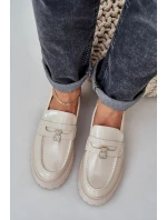 Dámské lakované mokasíny s dekorativní připínkou „Miś“ Wulinea – béžové Dámské lakované mokasíny s dekorativní připínkou „Miś“ Wulinea – béžové