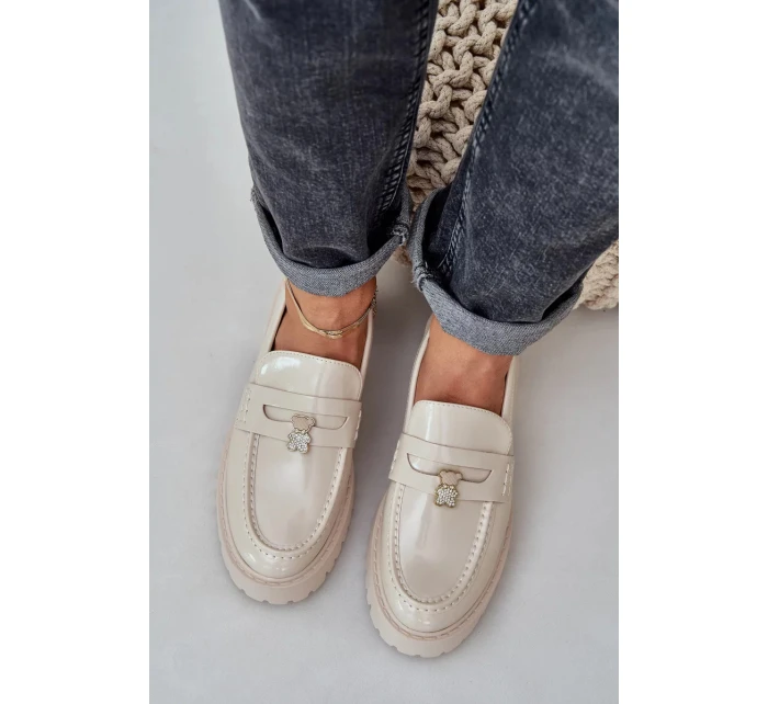 Dámské lakované mokasíny s dekorativní připínkou „Miś“ Wulinea – béžové Dámské lakované mokasíny s dekorativní připínkou „Miś“ Wulinea – béžové