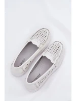 Dámské kožené mokasíny s perforovaným vzorem Vinceza – bílé Dámské kožené mokasíny s perforovaným vzorem Vinceza – bílé